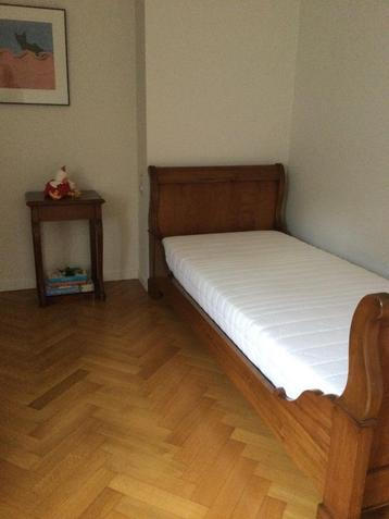 Eenpersoonsbed, matras en nachtkastje vol Mahonie GRL beschikbaar voor biedingen