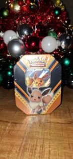 Pokémon Eevee tin, Hobby en Vrije tijd, Verzamelkaartspellen | Pokémon, Ophalen of Verzenden, Nieuw, Boosterbox
