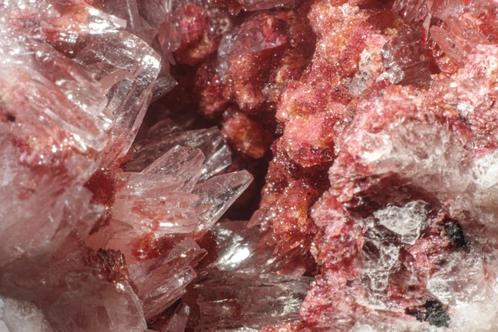 Extreem zeldzaam: TALMESSIET + CALCIET uit Marokko, Verzamelen, Mineralen en Fossielen, Mineraal, Ophalen of Verzenden