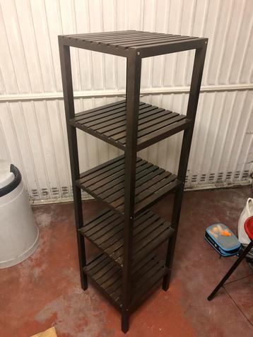 Houten rekje beschikbaar voor biedingen