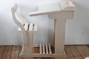 Leuk antiek houten kinderbureau/schoolbank beschikbaar voor biedingen