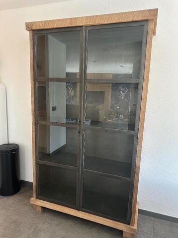 Teak vitrinekast met metalen deuren – gekocht bij Loods 5 beschikbaar voor biedingen