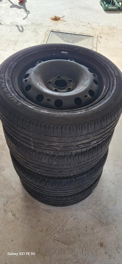 Auto banden 195 55 15 met en zonder velgen Bridgestone en Fu, Auto-onderdelen, Banden en Velgen, Band(en), Gebruikt, Ophalen