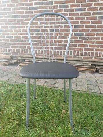 Zes Vintage Stoelen Metaal Zwart Kussen beschikbaar voor biedingen
