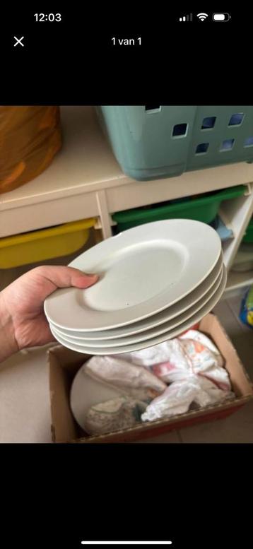 Kleine witte bordjes beschikbaar voor biedingen