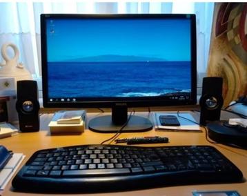 PC: toren, ergonomisch gebogen toetsenbord, muis (scherm mog beschikbaar voor biedingen