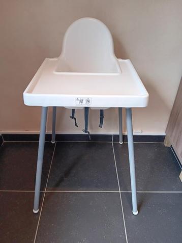 kinderstoel met bijhorende beschikbaar voor biedingen