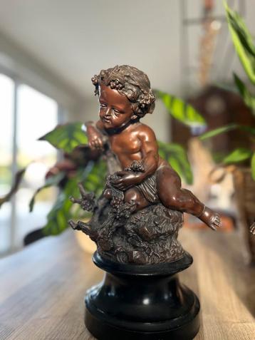 Bronzen beeld met veel details beschikbaar voor biedingen