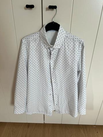 Wit hemd met blauw motiefje beschikbaar voor biedingen