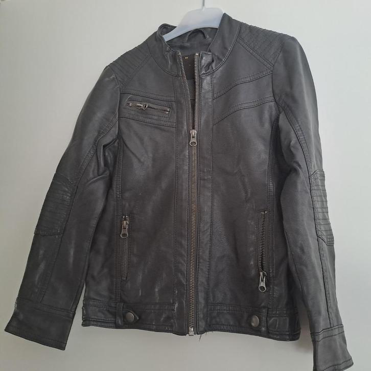 zwart "leder " vestje , maat 128, Kinderen en Baby's, Kinderkleding | Maat 128, Zo goed als nieuw, Meisje, Trui of Vest, Ophalen of Verzenden
