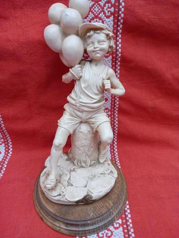 Beeldje ballonnen jongen  beschikbaar voor biedingen