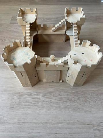 Mooi, houten kasteel van Pintoy beschikbaar voor biedingen
