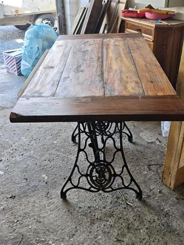 Vintage tafel met gietijzeren onderstel van Singer naaimachi beschikbaar voor biedingen