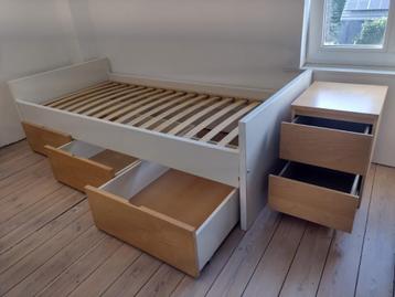 Bed (1 persoon) met 3 lades, lattenbodem en nachtkastje beschikbaar voor biedingen