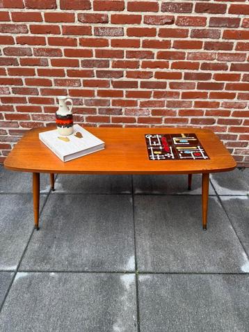 Scandinavische vintage salontafel met keramiek beschikbaar voor biedingen