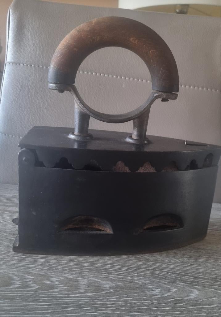 Antiek koolstrijkijzer, Ophalen