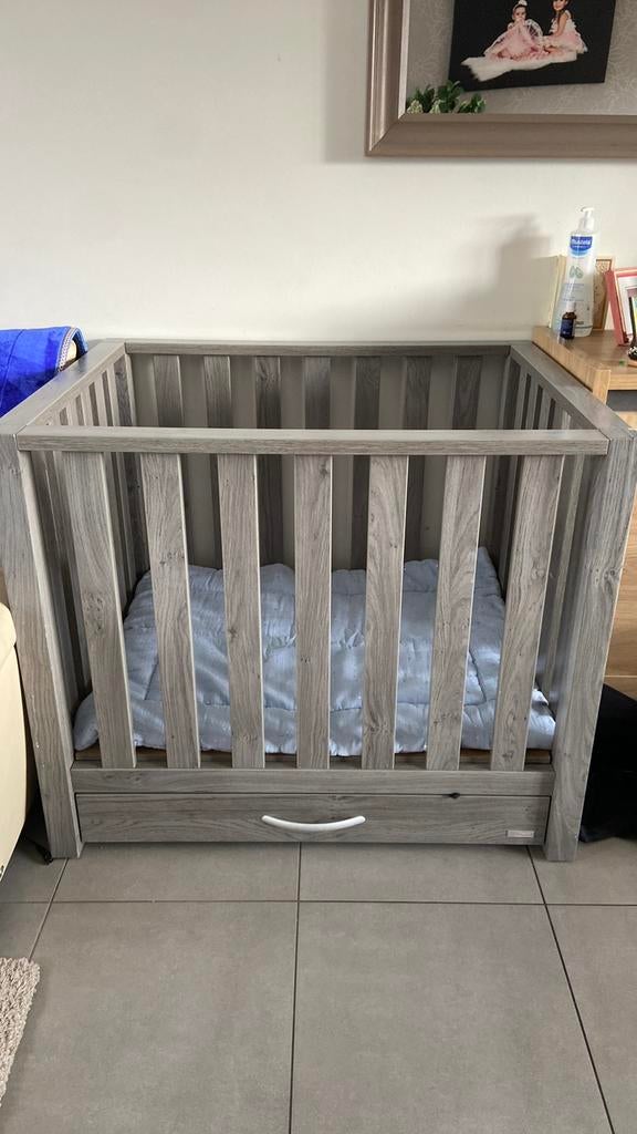 Box k n 3 standen nemen met matras en hoeslakkens, Ophalen, Zo goed als nieuw