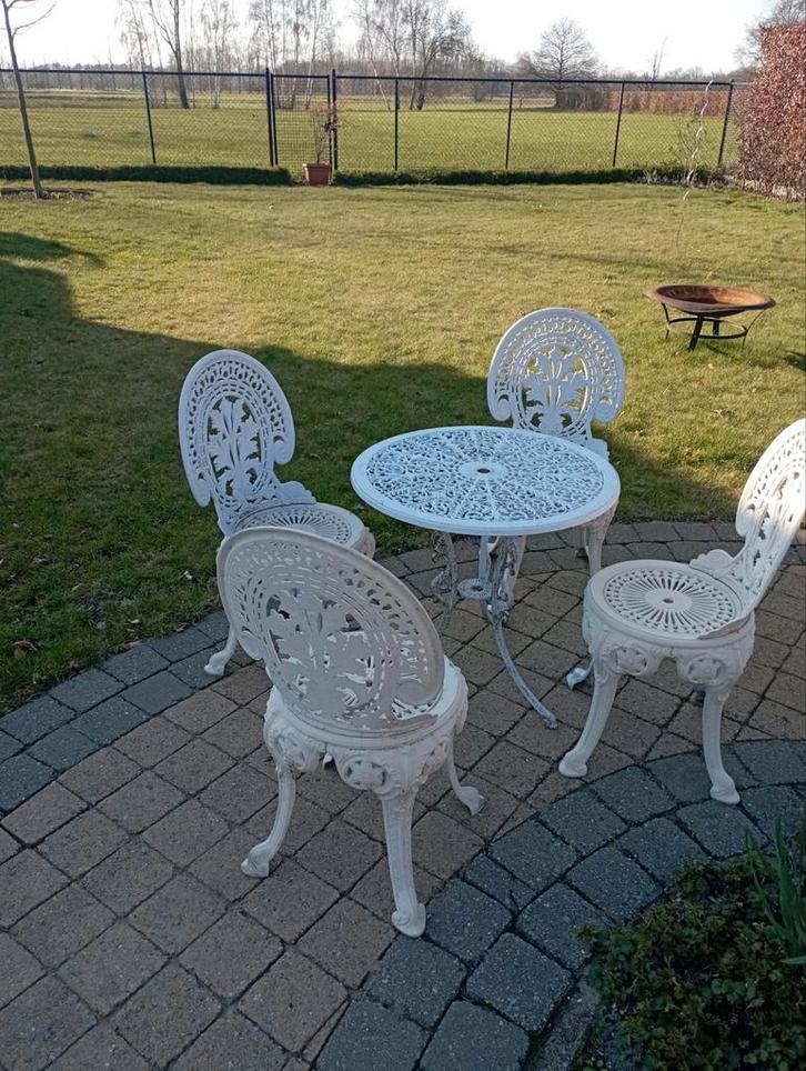 Bistroset, tafel en er stoelen, wit, Jardin & Terrasse, Ensembles de jardin, Utilisé, Salons de jardin, Aluminium, 4 places, Table d'appoint