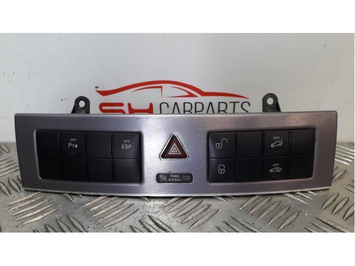 Commutateur éclairage d'urgence d'un Mercedes CLC-Klasse, Autos : Pièces & Accessoires, Tableau de bord & Interrupteurs, Mercedes-Benz