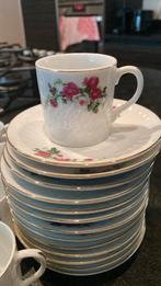 Oude kleine mokkatasjes met onderbordjes en lepeltjes, Ophalen