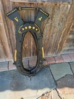 Collier de cheval cuir et laiton, Enlèvement