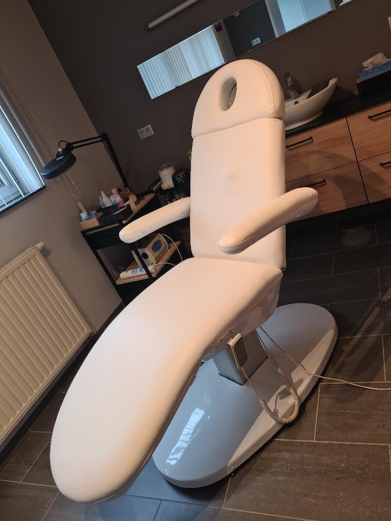 Electrische behandelstoel 4 motoren en gratis tabouret, Ophalen, Zo goed als nieuw, Overige typen