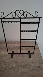 Juwelenstaander plus juwelenkistje, Enlèvement