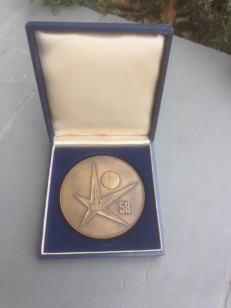 Belle médaille commémorative en bronze lourd Expo 58, Enlèvement