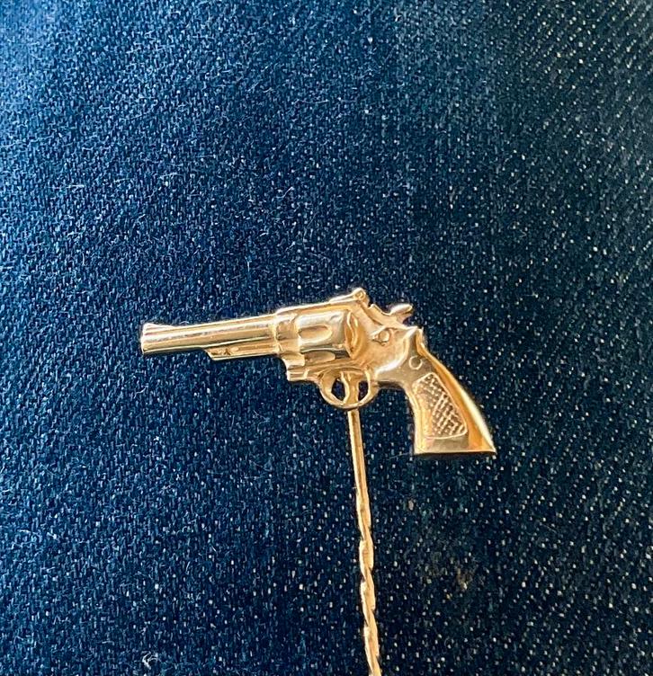 Épingle en or 18 carats, revolver, Collections, Broches, Pins & Badges, Comme neuf, Enlèvement