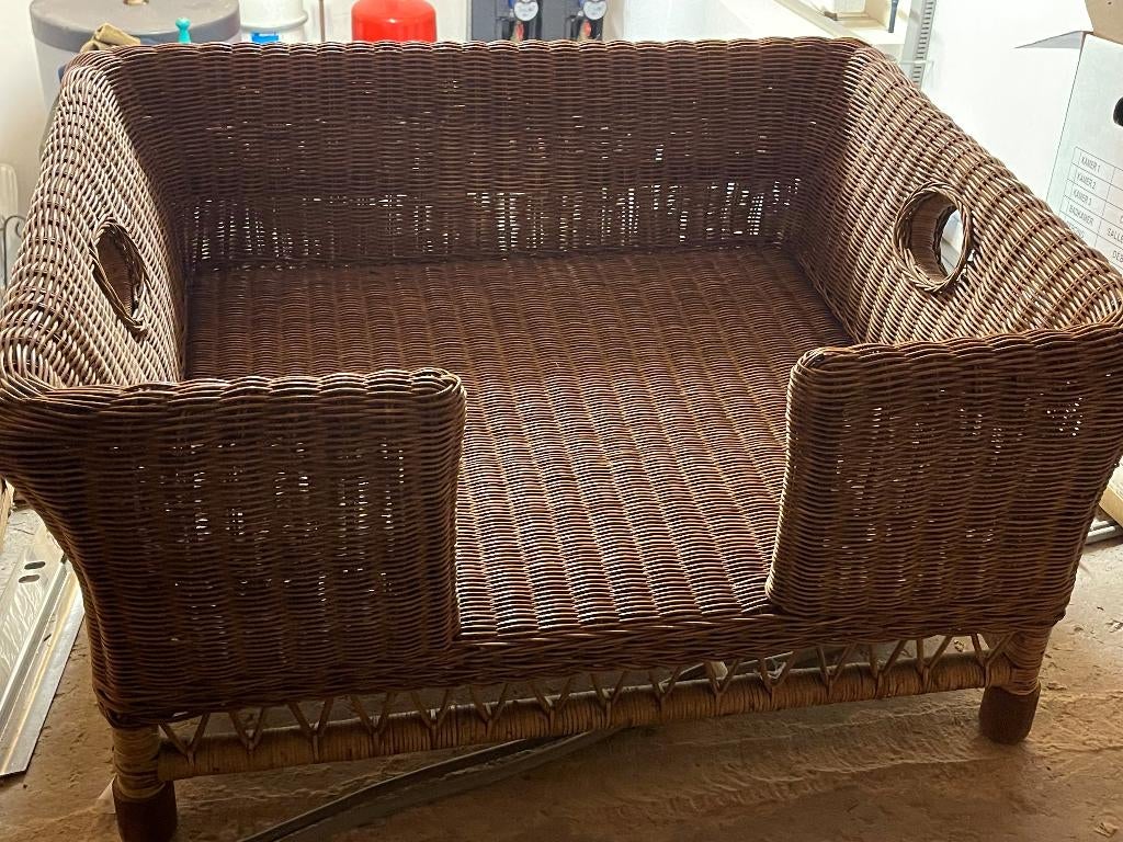 Rieten hondenmand op poten en handgrepen. Donkerbruine kleur, Ophalen, Zo goed als nieuw, Riet