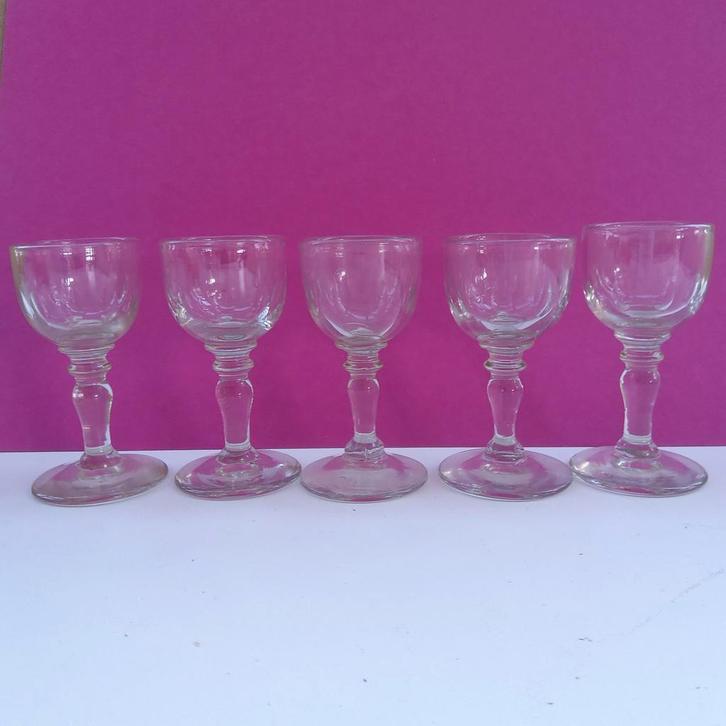 5 antieke borrelglaasjes op voet., Huis en Inrichting, Keuken | Servies, Zo goed als nieuw, Glas of Glazen, Glas, Ophalen of Verzenden