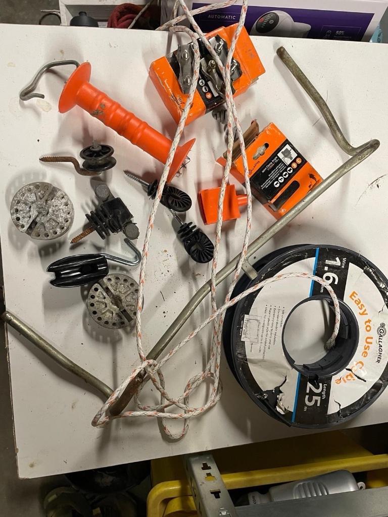 Afspanning voor paardenweide en 2 zadels, Ophalen, Gebruikt