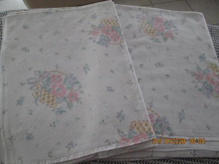 Nappes (2) blanches en tissu avec paniers de fleurs., Maison & Meubles, Nappes, Comme neuf, Rectangle, Intérieur, Extérieur, Enlèvement