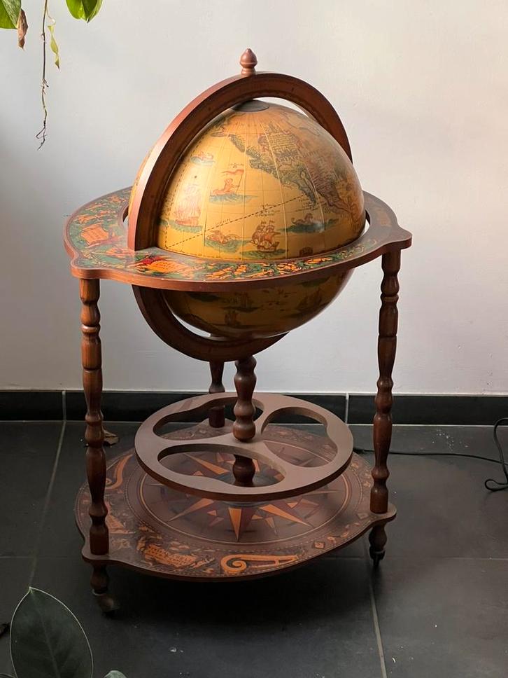 bar à globe dans un style classique du vieux monde, Maison & Meubles, Accessoires pour la Maison | Globes, Comme neuf, Enlèvement