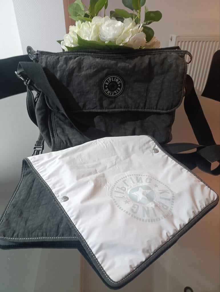 Sac à langer gris avec tapis de rafraîchissement_Kipling, Enfants & Bébés, Sac à langer bébé, Enlèvement ou Envoi