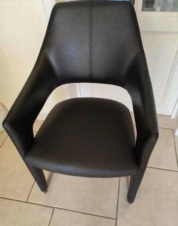 chaise design simili cuir  beschikbaar voor biedingen