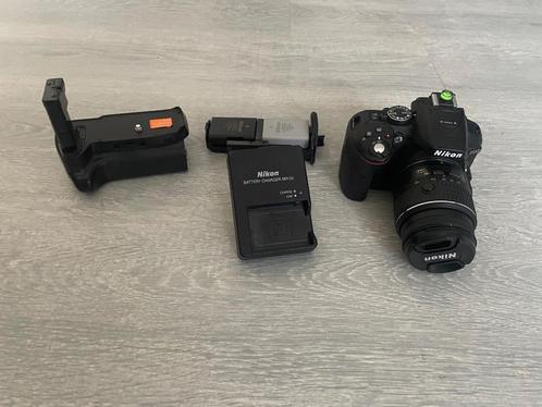 Nikon D5300 met lens 18-55mm + 2 batterijen + batterygrip, Audio, Tv en Foto, Fotocamera's Digitaal, Zo goed als nieuw, Nikon