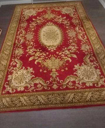 Prachtig tapijt 3m op 2m wijnrood en goudkleur, geen vlekken beschikbaar voor biedingen