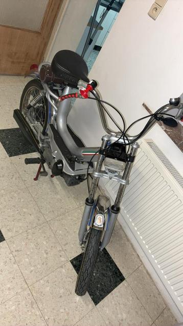 Ancienne Mobylette avec papier de datation beschikbaar voor biedingen