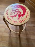 Tabouret haut en bois clair avec assise imprimée du logo emb, Ophalen, Zo goed als nieuw, Hout