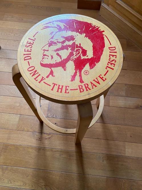 Tabouret haut en bois clair avec assise imprimée du logo emb, Huis en Inrichting, Barkrukken, Zo goed als nieuw, Hout, Ophalen