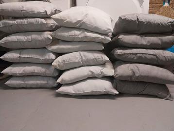 Lot 18 coussins 40 x 40 cm beschikbaar voor biedingen