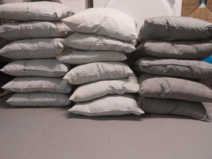 Lot 18 coussins 40 x 40 cm, Huis en Inrichting, Woonaccessoires | Kussens, Zo goed als nieuw, Blauw