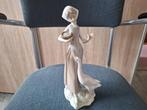 Het is een beeld van Lladro vrouw met gans, Ophalen of Verzenden, Zo goed als nieuw