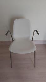 2 Witte kunststoffen stoelen met metalen poten, Huis en Inrichting, Stoelen, Metaal, Twee, Modern, Wit