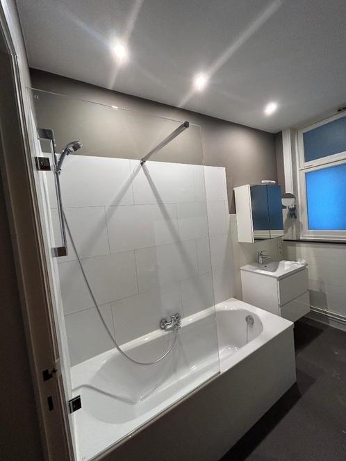 Bad en glazen douche/badwand + kraan en douchekop, Huis en Inrichting, Badkamer | Badkamermeubels, Zo goed als nieuw, Overige typen