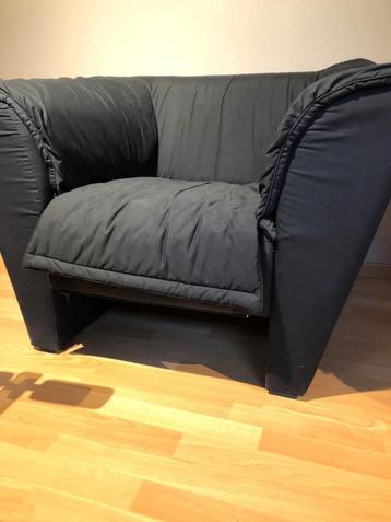 comfortabele moderne zwarte stoffen zetel