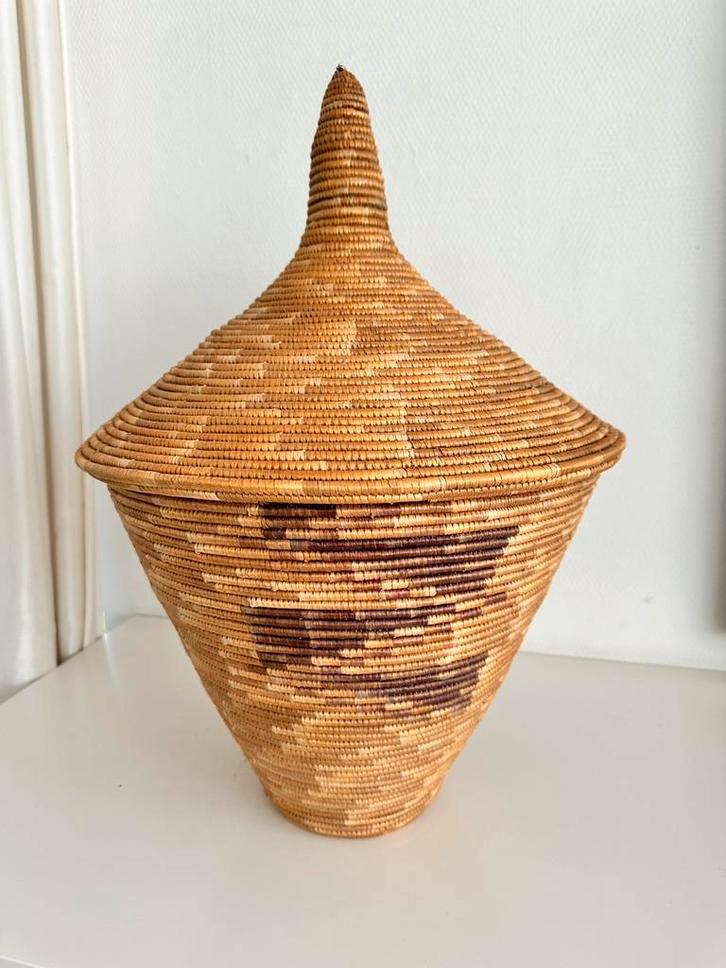 Panier Watutsi Rwanda de la collection Anthropologist, Antiquités & Art, Art | Art non-occidental, Envoi