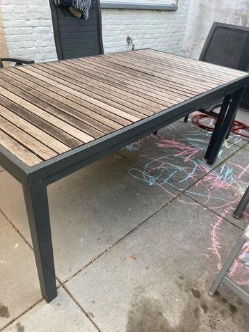 Tuintafel gratis op te halen beschikbaar voor biedingen