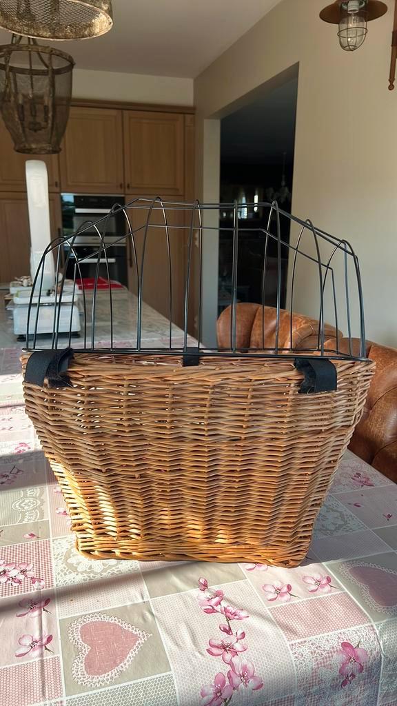 Mooie honden fiets mand, Fietsen en Brommers, Fietsaccessoires | Fietsmanden, Zo goed als nieuw, Fietsmand, Stuurbevestiging, Ophalen of Verzenden